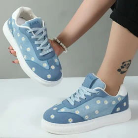 کفش کتانی راحتی زنانه مدل بابونه گلدوزی رنگ آبی کد 32340