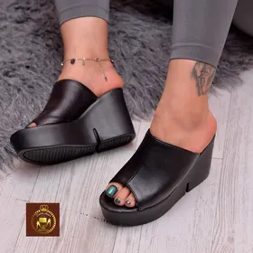 صندل لژدار طبی زنانه پاشنه‌بلند مشکی و سفید