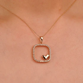 پلاک قلب کوچک دور کادر فول نگین مخراج کاری شده رنگ طلایی