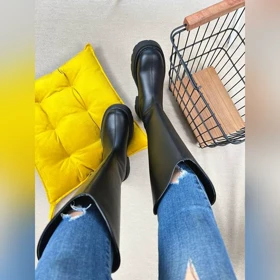 بوت بلند وسط اخم