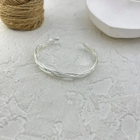 دستبند بنگل زنانه بافت‌دار استایل مینیمال