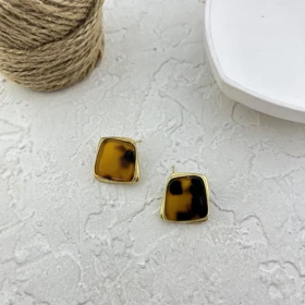 گوشواره زنانه مدل پانترا طرح پلنگی مربعی با فریم طلایی