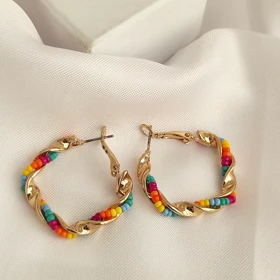 گوشواره حلقهای پیچی طلایی با مهرههای رنگی