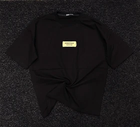 تیشرت مردانه مشکی Fear of God Essentials، نمونه‌ای از luxury streetwear و minimalist design