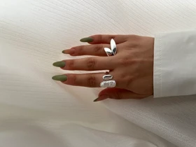انگشتر نقره‌ای با طرح مینیمال و الهام از مروارید باروک