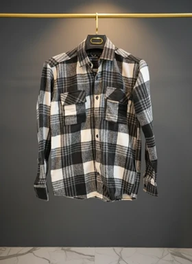 پیراهن پشمی چهارخونه با پارچه برس‌خورده نرم باترکیب رنگ مشکی سفید با ته مایه های طوسی – کد 893