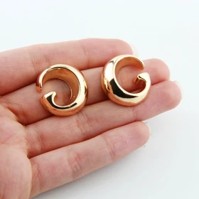 گوشواره زنانه میخی حرف G (طلایی)