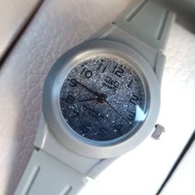 ساعت دخترانه ضد آب Q&Q رنگ طوسی شاین