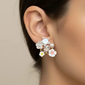 گوشواره زنانه مدل فیورنزا طرح گلهای ظریف با نگین درخشان و مروارید