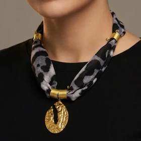 گردنبند زنانه مدل لئوآرا گلد طرح پلنگی لوکس با آویز طلایی انتزاعی