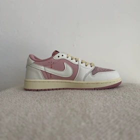 ترویس جردن صورتی_کرم