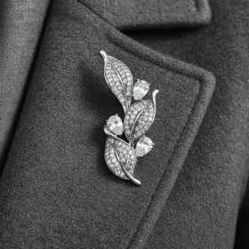 گل سینه زنانه ژوپینگ مدل برگ‌آرا طرح برگ نگین‌دار نقره‌ای
