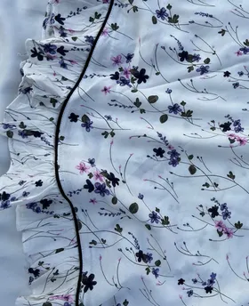 پیراهن سفید با گل های یاسی و صورتی🌸
