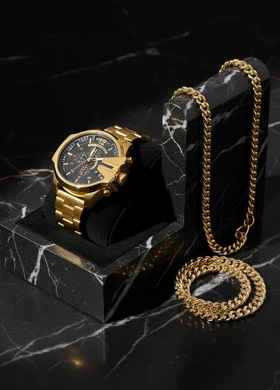 ست ساعت مچی مردانه طلایی صفحه مشکی مدل U700 + دستبند و گردنبند کارتیه رنگ طلایی