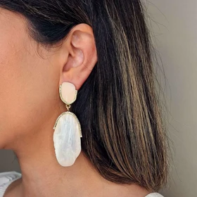 گوشواره آویز مدل سنگ ملوانی صدفی با قاب طلایی