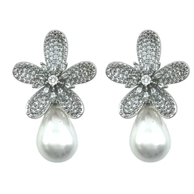 گوشواره زنانه مدل پرلنیا طرح گل جواهری با آویز مروارید اشکی نقره‌ای