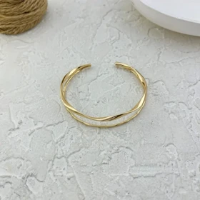 دستبند بنگل زنانه مدل ولوئورا طرح موج طلایی مینیمال