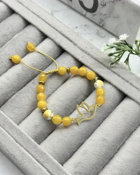 دستبند زنانه طرح پرنده با سنگ جید تراشدار خردلی و گوی گل‌دار زرد ارسال رایگان