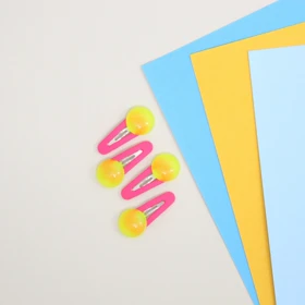 گیره سر رنگی دکمه‌ای چهار عددی با سایز کوچک و رنگ‌بندی شاد