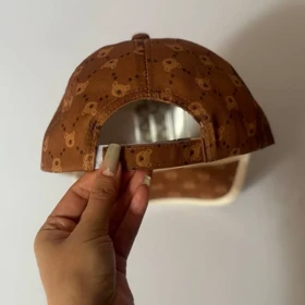 کلاه بیسبالی بچگانه طرح گوچی با گلدوزی خرس