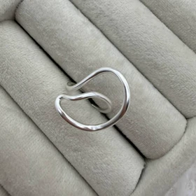 انگشتر نقره‌ای با طراحی آزاد و موج‌دار