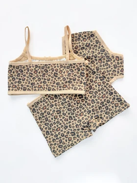 ست سه تکه نیم‌تنه و شورت اسلیپ، نیم پا پلنگی بچگانه