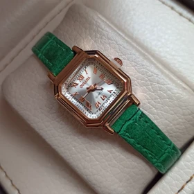 ساعت مچی زنانه برند اولیجیا بند چرمی سبز عدد رومی