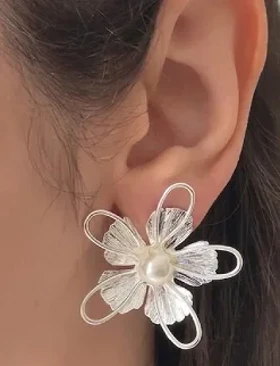 گوشواره میخی زنانه طرح گل و مروارید - کد 8672