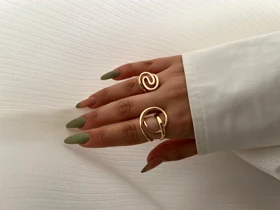 انگشتر مینیمال حلزونی با طراحی دفرمه و روکش طلایی