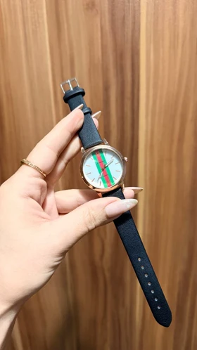 ساعت مچی زنانه شیک طرح Gucci با بند چرم مشکی و قاب رزگلد