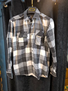 پیراهن پشمی چهارخونه با پارچه برس‌خورده نرم باترکیب رنگ مشکی سفید با ته مایه های طوسی – کد 893