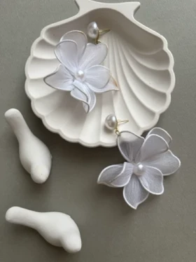 گوشواره پارچه ای سفید گلی