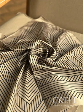 مینی اسکارف طرح هندسی