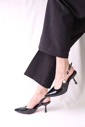 کفش پاشنه‌دار زنانه سنجاقی