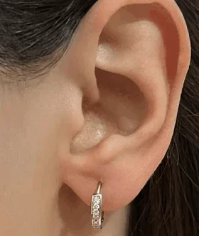 گوشواره حلقه‌ای نگین‌دار مینیمال