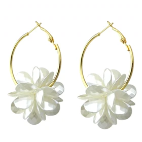 گوشواره زنانه مدل بلازیا حلقه‌ای طرح گل سفید بهاری با فریم طلایی