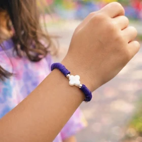 دستبند دخترانه فانتزی مدل صدفی طرح گل آرامش