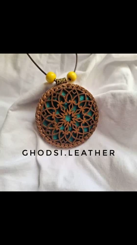 گردن‌بند چرمی