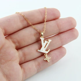 گردنبند دخترانه مدل LV آویز دار (طلایی سفید)