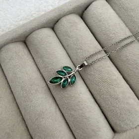 گردنبند برگ نگین‌دار (سبز)