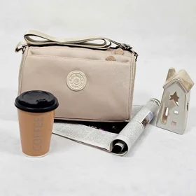 کیف برزنتی دوشی زنانه ساینا (کرم)