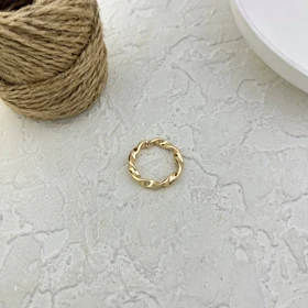 انگشتر زنانه مینیمال طرح طلا مدل بافت موج