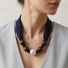 گردنبند زنانه مدل پرلا نیوی سیلور طرح مروارید لوکس با پارچه سرمه‌ای و مهره‌های چوبی
