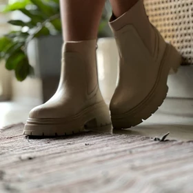 بوت زنانه منگو کرم MANGO