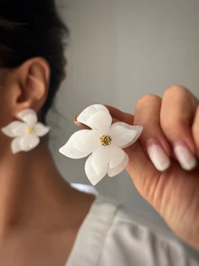 گوشواره گل 2 لایه سفید