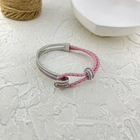 دستبند زنانه مدل آدلیا پینکی با بافت چرمی صورتی و جزئیات نقره‌ای