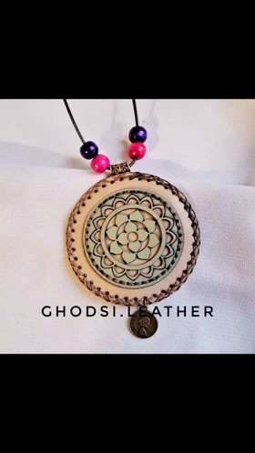 گردن‌بند چرمی