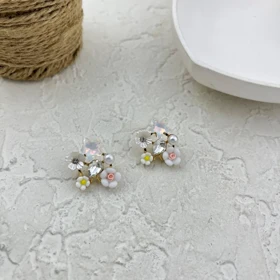 گوشواره زنانه مدل فیورنزا طرح گل‌های ظریف با نگین درخشان و مروارید