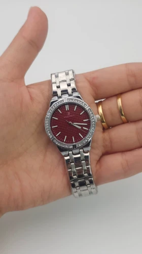 ساعت مچی زنانه اودمار پیگه Audemars Piguet با موتور کواتز و طراحی مینیمال