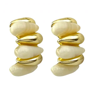 گوشواره زنانه مدل شلورا طرح صدفی با فینیش طلایی